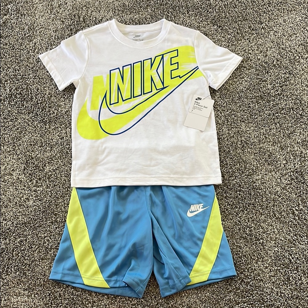 NEW! NIKE 2-PIECE SHORTS AND T-SHIRT SET. SIZE 7. BOYS.